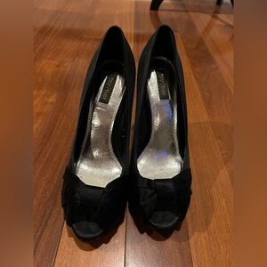 WHITE HOUSE BLACK MARKET BLACK SATIN RAY HIGH HEEL PLATFORM PEEP TOE PUMPS 8.5M